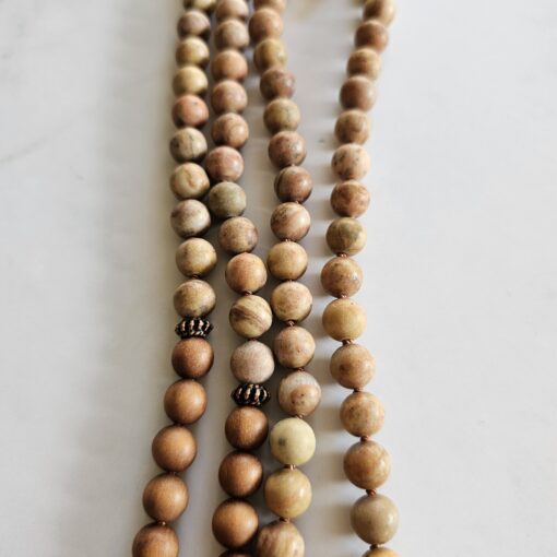 Jaspis (naturfarben und matt) -Sandelholz-Kupfer-Mala mit Kalkoolith-Anhänger und 2 Armbändern – Bild 12