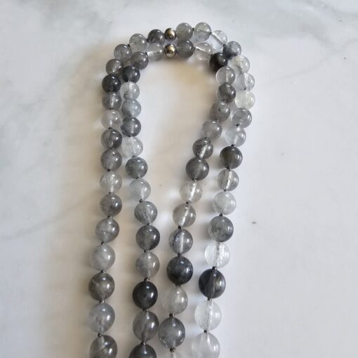 Bergkristall (dunkel, „Wolkenquarz“) -Mala mit Edelstahlanhänger und Armband – Bild 13