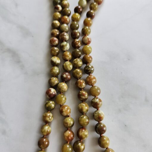 Serpentin-Mala mit kupferfarbenem Anhänger und 2 Armbändern – Bild 12