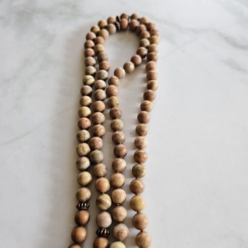 Jaspis (naturfarben und matt) -Sandelholz-Kupfer-Mala mit Kalkoolith-Anhänger und 2 Armbändern – Bild 14