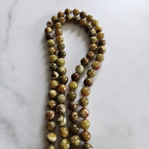 Serpentin-Mala mit kupferfarbenem Anhänger und 2 Armbändern – Bild 13