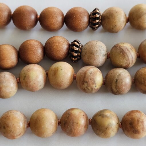 Jaspis (naturfarben und matt) -Sandelholz-Kupfer-Mala mit Kalkoolith-Anhänger und 2 Armbändern – Bild 16