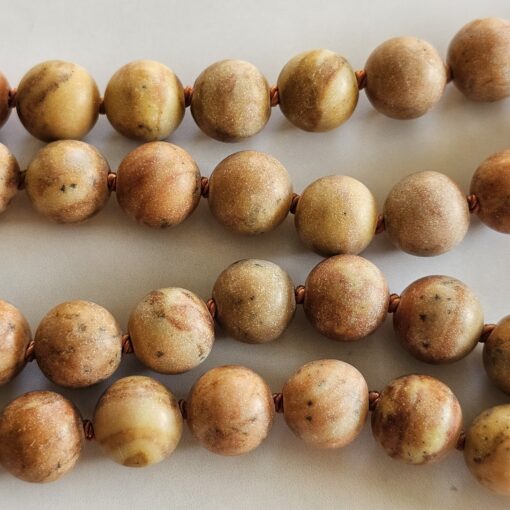 Jaspis (naturfarben und matt) -Sandelholz-Kupfer-Mala mit Kalkoolith-Anhänger und 2 Armbändern – Bild 18