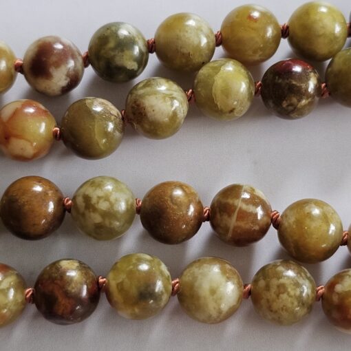 Serpentin-Mala mit kupferfarbenem Anhänger und 2 Armbändern – Bild 17