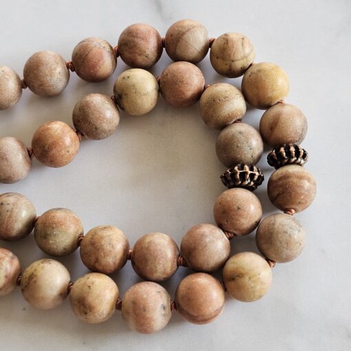 Jaspis (naturfarben und matt) -Sandelholz-Kupfer-Mala mit Kalkoolith-Anhänger und 2 Armbändern – Bild 19