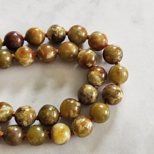 Serpentin-Mala mit kupferfarbenem Anhänger und 2 Armbändern – Bild 18