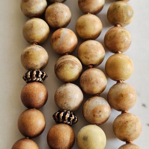 Jaspis (naturfarben und matt) -Sandelholz-Kupfer-Mala mit Kalkoolith-Anhänger und 2 Armbändern – Bild 2