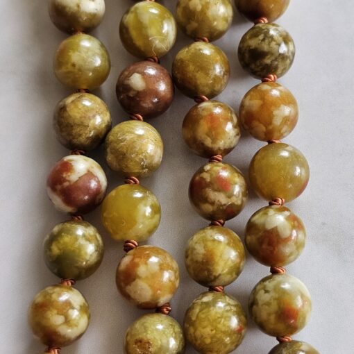 Serpentin-Mala mit kupferfarbenem Anhänger und 2 Armbändern – Bild 2
