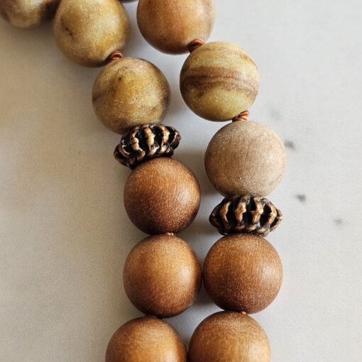 Jaspis (naturfarben und matt) -Sandelholz-Kupfer-Mala mit Kalkoolith-Anhänger und 2 Armbändern – Bild 20