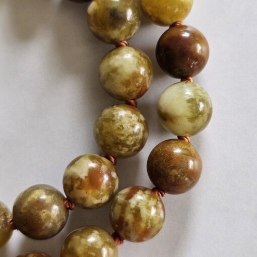 Serpentin-Mala mit kupferfarbenem Anhänger und 2 Armbändern – Bild 19