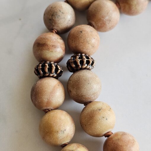Jaspis (naturfarben und matt) -Sandelholz-Kupfer-Mala mit Kalkoolith-Anhänger und 2 Armbändern – Bild 21