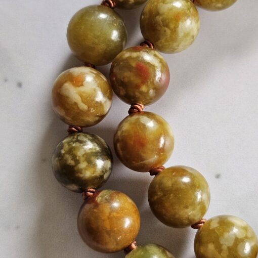 Serpentin-Mala mit kupferfarbenem Anhänger und 2 Armbändern – Bild 20