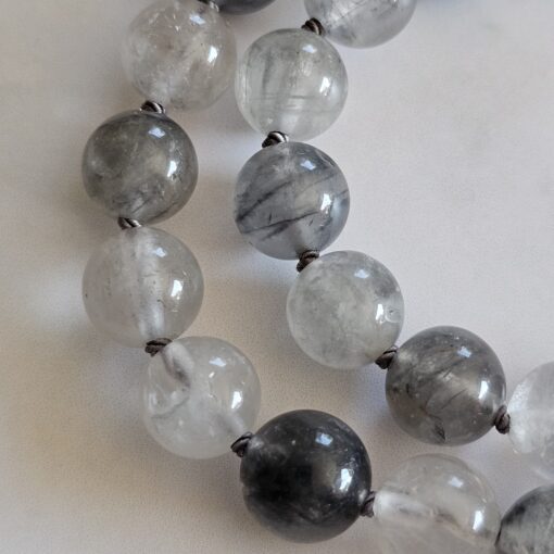 Bergkristall (dunkel, „Wolkenquarz“) -Mala mit Edelstahlanhänger und Armband – Bild 21