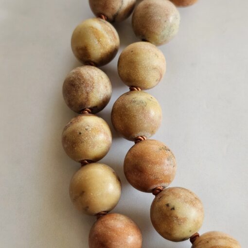 Jaspis (naturfarben und matt) -Sandelholz-Kupfer-Mala mit Kalkoolith-Anhänger und 2 Armbändern – Bild 22