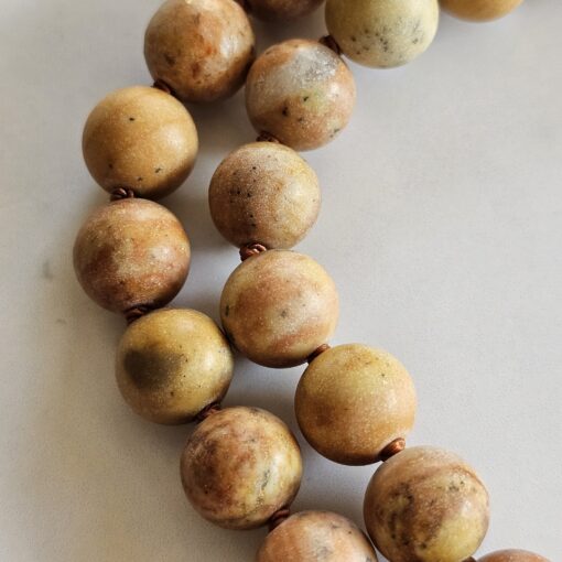 Jaspis (naturfarben und matt) -Sandelholz-Kupfer-Mala mit Kalkoolith-Anhänger und 2 Armbändern – Bild 23