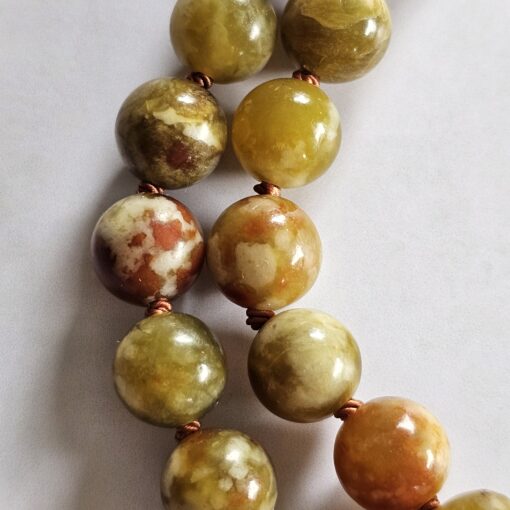 Serpentin-Mala mit kupferfarbenem Anhänger und 2 Armbändern – Bild 22
