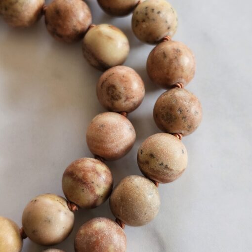 Jaspis (naturfarben und matt) -Sandelholz-Kupfer-Mala mit Kalkoolith-Anhänger und 2 Armbändern – Bild 24