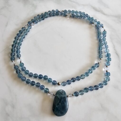 Fluorit (blau) -Bergkristall-Mala mit blau-grünem Fluorit-Anhänger und Armband – Bild 3