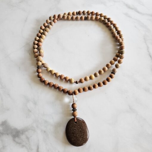 Jaspis (naturfarben und matt) -Sandelholz-Kupfer-Mala mit Kalkoolith-Anhänger und 2 Armbändern – Bild 3