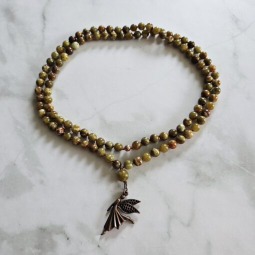 Serpentin-Mala mit kupferfarbenem Anhänger und 2 Armbändern – Bild 3