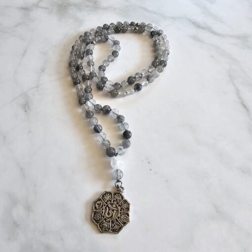 Bergkristall (dunkel, „Wolkenquarz“) -Mala mit Edelstahlanhänger und Armband – Bild 5
