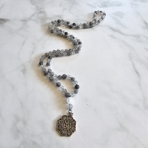 Bergkristall (dunkel, „Wolkenquarz“) -Mala mit Edelstahlanhänger und Armband – Bild 6
