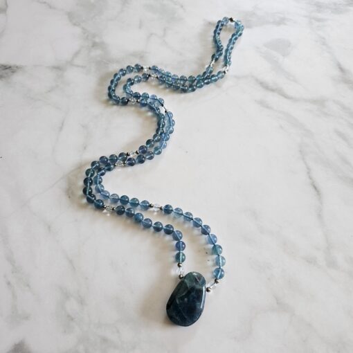 Fluorit (blau) -Bergkristall-Mala mit blau-grünem Fluorit-Anhänger und Armband – Bild 6