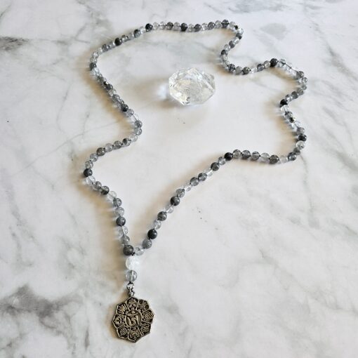 Bergkristall (dunkel, „Wolkenquarz“) -Mala mit Edelstahlanhänger und Armband – Bild 7