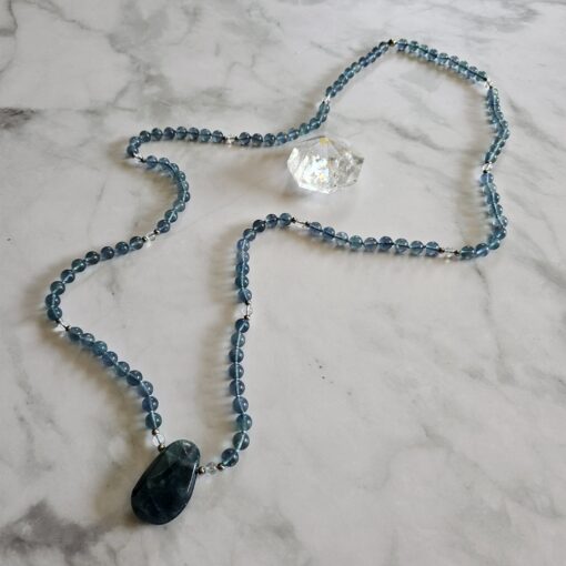 Fluorit (blau) -Bergkristall-Mala mit blau-grünem Fluorit-Anhänger und Armband – Bild 7