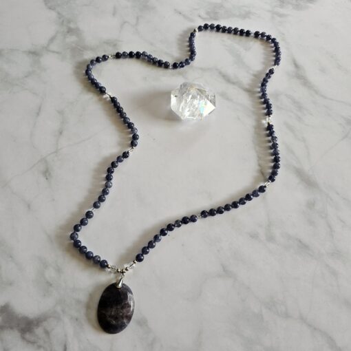 Iolith (Cordierit) -Bergkristall (facettiert) -Mala mit Iolith-Anhänger und Armband – Bild 7