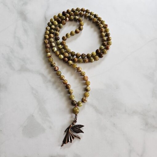 Serpentin-Mala mit kupferfarbenem Anhänger und 2 Armbändern – Bild 6