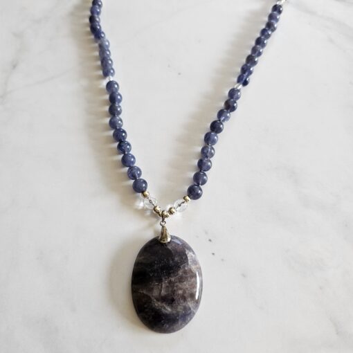 Iolith (Cordierit) -Bergkristall (facettiert) -Mala mit Iolith-Anhänger und Armband – Bild 8
