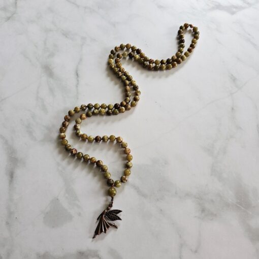 Serpentin-Mala mit kupferfarbenem Anhänger und 2 Armbändern – Bild 7