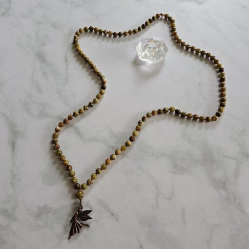 Serpentin-Mala mit kupferfarbenem Anhänger und 2 Armbändern – Bild 8