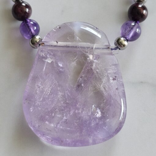Amethyst-Granat-Mala mit Amethyst-Anhänger (Freiform): – Bild 7