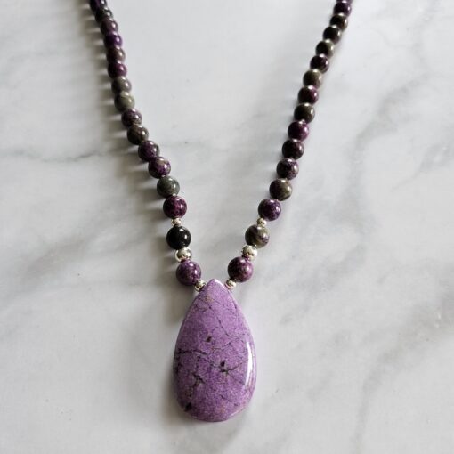 Stichtit in Serpentinit-Mala mit Stichtit-Anhänger (Tropfen) und Armband – Bild 8