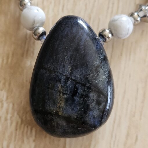 Dumortierit-Magnesit-Mala (1) mit Dumortierit-Anhänger (Tropfen) – Bild 8