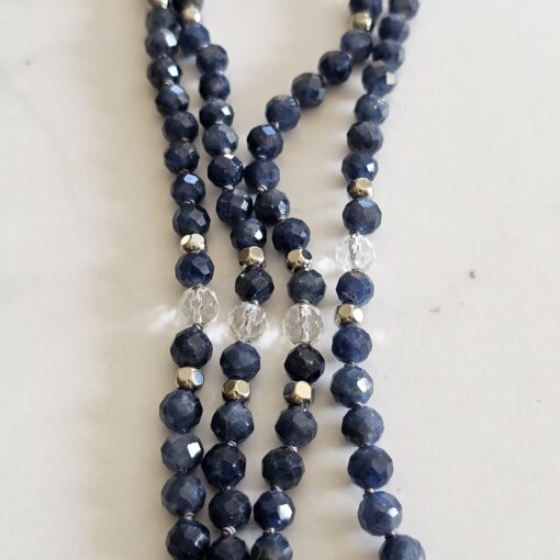 Saphir (blau und facettiert) -Bergkristall (facettiert) -Mala (2) mit Edelstahlanhänger (Lotusblüte) – Bild 8