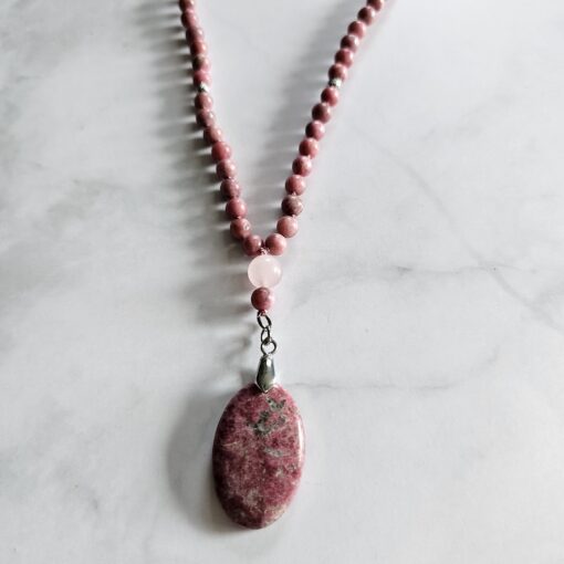 Thulit-Rosenquarz-Mala mit Thulit-Anhänger (Oval) und Armband – Bild 8