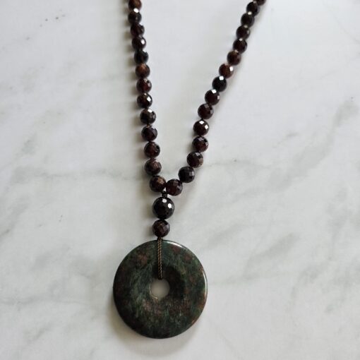 Granat (Malaya-Granat, facettiert) -Mala mit Eklogit-Donut und Armband – Bild 8