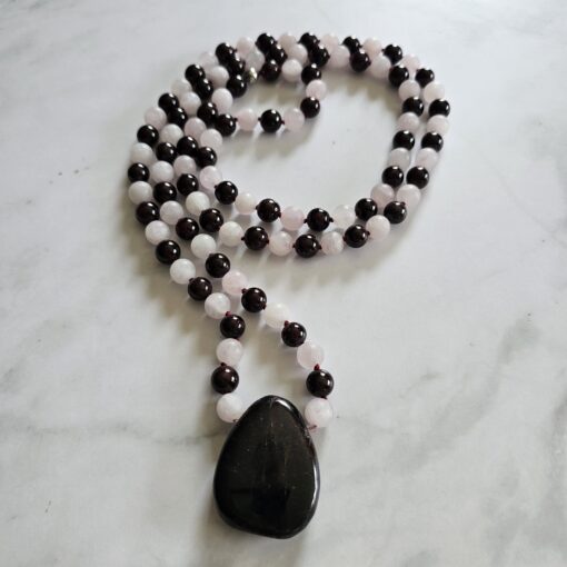 Granat-Rosenquarz (matt) -Mala mit Granat-Anhänger (Freiform) und 2 Armbändern – Bild 6