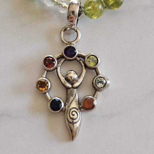 Peridot-Bergkristall (facettiert) -Mala mit Chakra-Anhänger aus 925 Silber und Armband – Bild 9