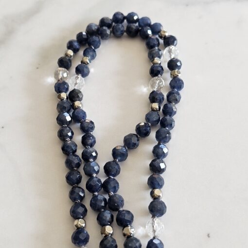 Saphir (blau und facettiert) -Bergkristall (facettiert) -Mala (2) mit Edelstahlanhänger (Lotusblüte) – Bild 9