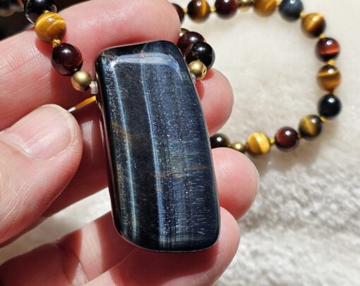 Tigerauge (bunt) -Messing-Mala mit Falkenauge-Anhänger (Freiform) – Bild 9