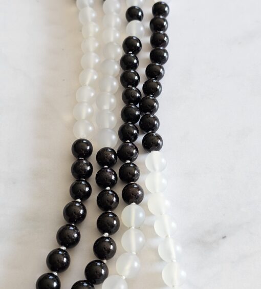 Achat (weiß und matt) -Granat (dunkel) -Mala mit Edelstahlanhänger (Hamsa-Hand) – Bild 9
