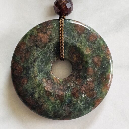 Granat (Malaya-Granat, facettiert) -Mala mit Eklogit-Donut und Armband – Bild 9