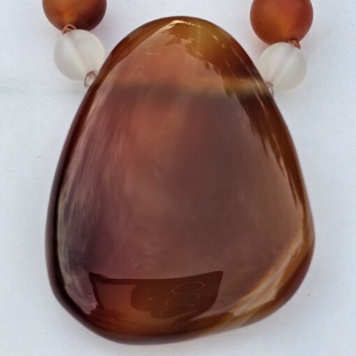 „Karneolachat“ (matt) -Achat (weiß und matt) -Mala mit „Karneolachat“-Anhänger (Freiform) und passendem Armband – Bild 10