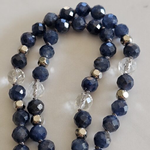 Saphir (blau und facettiert) -Bergkristall (facettiert) -Mala (2) mit Edelstahlanhänger (Lotusblüte) – Bild 10