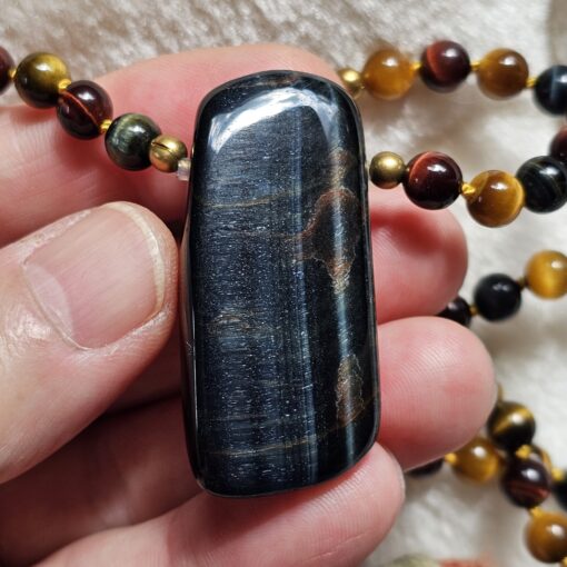 Tigerauge (bunt) -Messing-Mala mit Falkenauge-Anhänger (Freiform) – Bild 10