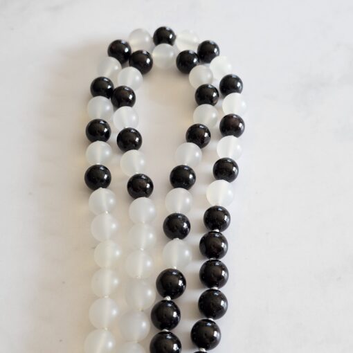 Achat (weiß und matt) -Granat (dunkel) -Mala mit Edelstahlanhänger (Hamsa-Hand) – Bild 10